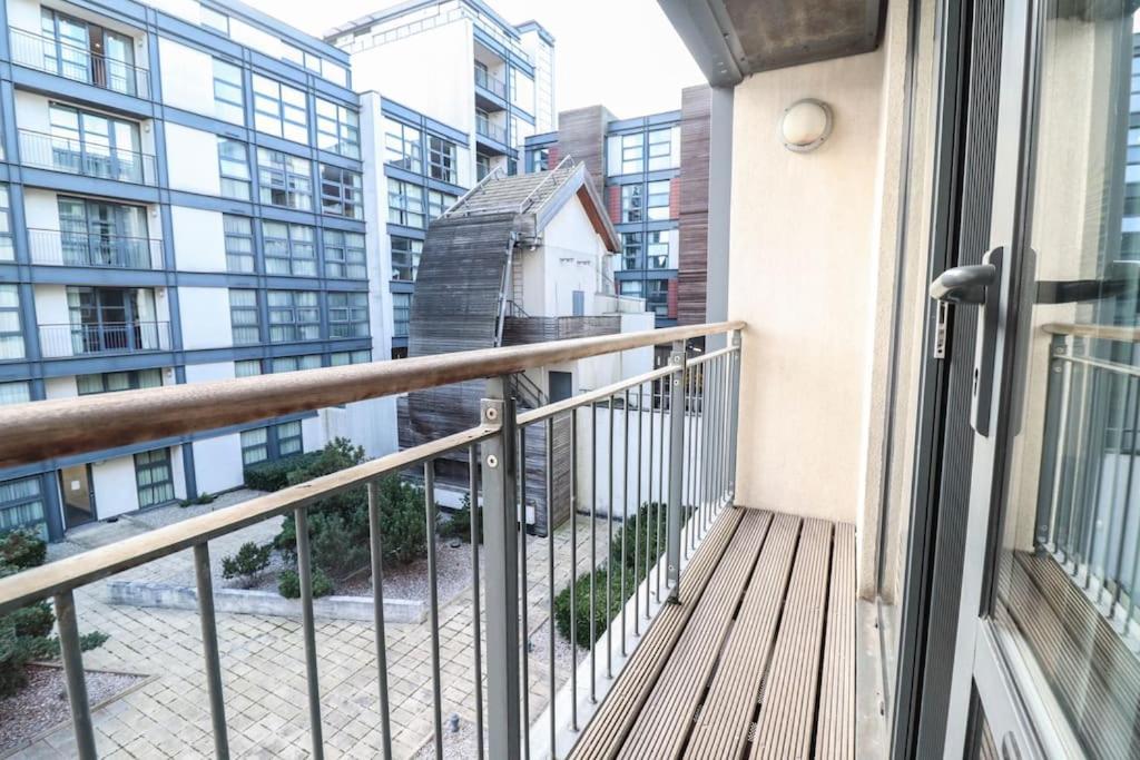 Stylish 1 Bed Flat - 5 Mins From Canary Wharf Apartment